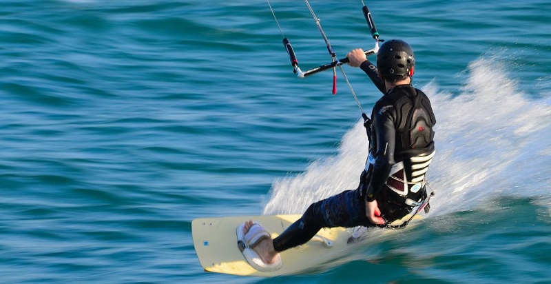 How does kitesurfing work