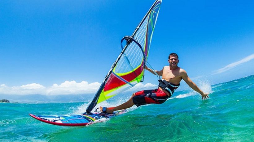 Windsurfing, from the board to the lessons: tips for getting started