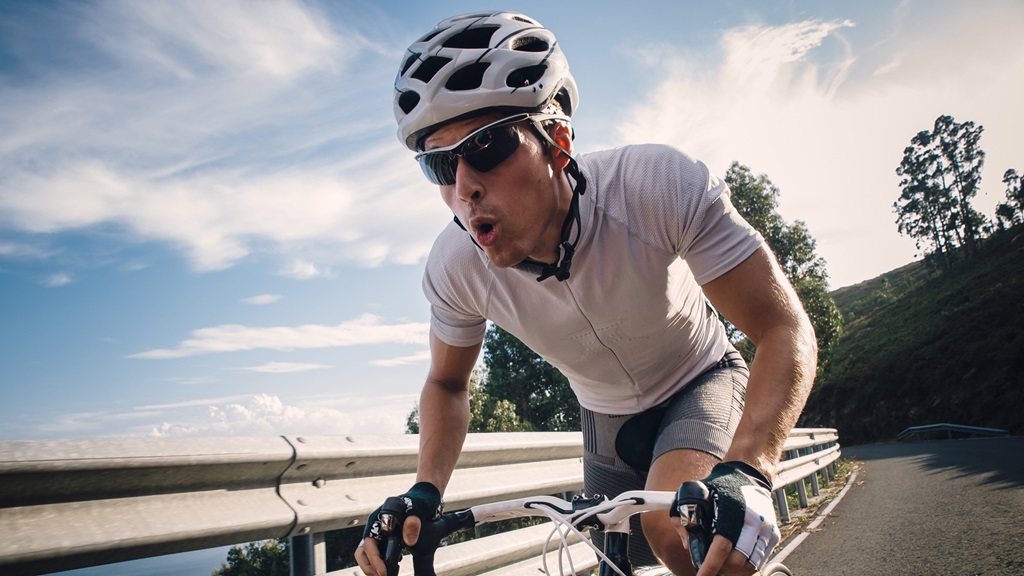 How should sports glasses fit?